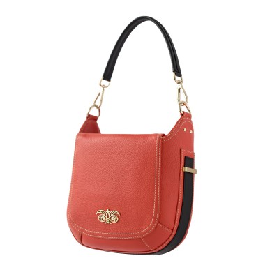 FRENCHY, sac double porté en cuir foulonné coloris rouge hibiscus sur le mannequin, vue de profil