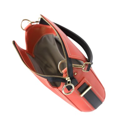 FRENCHY, sac double porté en cuir foulonné coloris rouge hibiscus sur le mannequin, ouvert