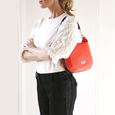 FRENCHY, sac double porté en cuir foulonné coloris rouge hibiscus sur le mannequin, porté épaule