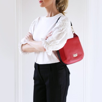 FRENCHY, sac double porté en cuir lisse, coloris rouge, porté court par le mannequin