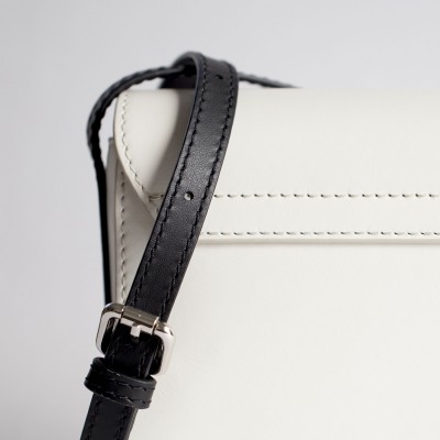 petit sac à rabat DINA en cuir lisse, coloris blanc - détails