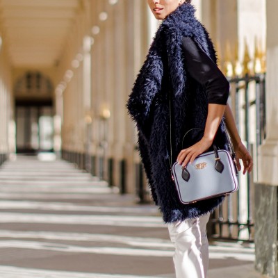 JULIETTE, leather handbag in grained leather, grey lavender color - on a model