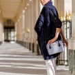 JULIETTE, sac à main zippé femme style 60's en cuir foulonné, coloris lavande - porté par mannequin