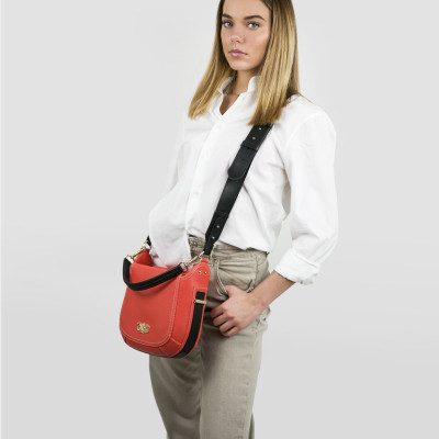 FRENCHY, sac double porté en cuir foulonné coloris rouge hibiscus, sur le mannequin, vue silhouette