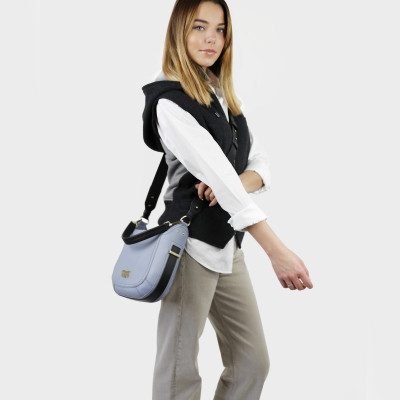 FRENCHY, sac double porté en cuir foulonné coloris gris lavande, vue sur jeune parisienne