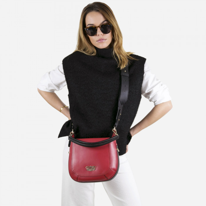 FRENCHY, sac double porté en cuir lisse, coloris rouge, porté croisé par mannequin