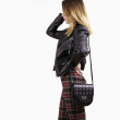 petit sac à rabat style Rock en cuir foulonné, coloris noir - porté par mannequin, vu de près