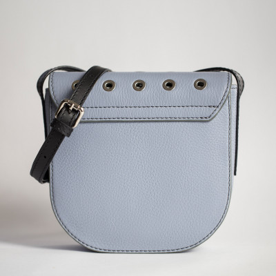 petit sac à rabat style Rock en cuir foulonné, coloris gris-lavande - vue du dos