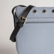 petit sac à rabat style Rock en cuir foulonné, coloris gris-lavande - detail