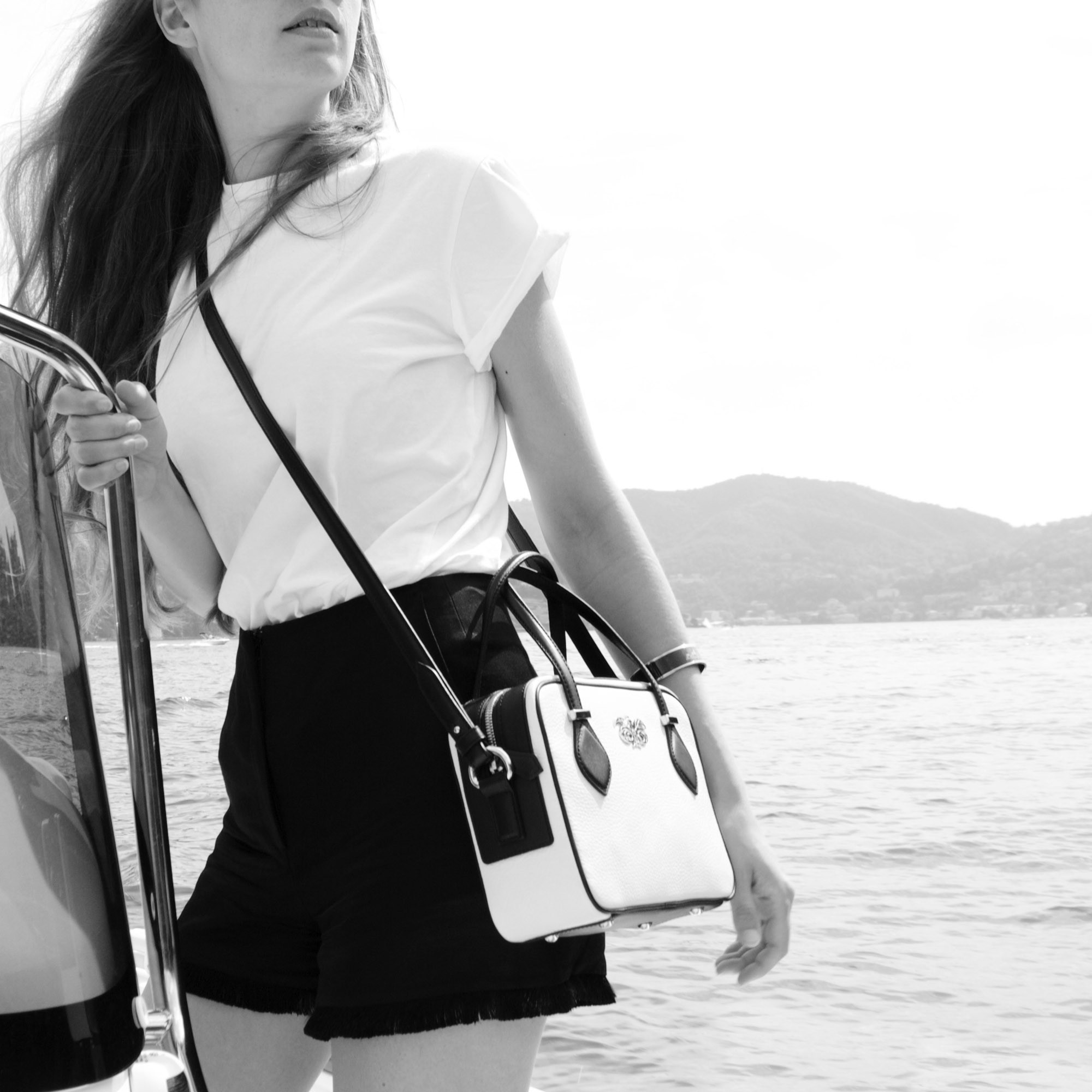 JULIETTE, leather handbag in grained leather, white color - on a model on a boat
