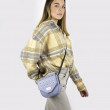 petit sac à rabat style Rock en cuir foulonné, coloris gris lavande, porté croisé par mannequin