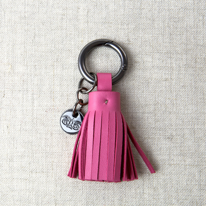 Key holder and bag charms TASSEL in lambskin fuchsia color and shiny gun finishing - front view - linen background