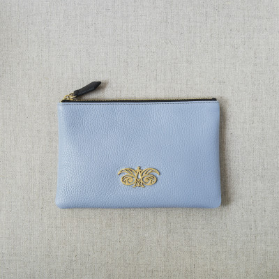 JULIE, zipper pouch in grained calfskin, lavender-grey color - front view on linen