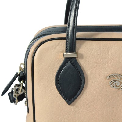 Leather handbag with removable strap, beige color - detail