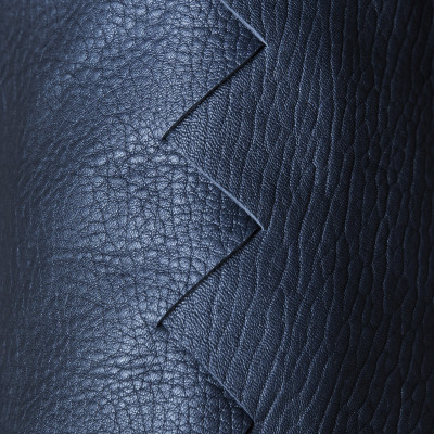 Cabas souple, "SUZANNE MM" en agneau crispé coloris bleu marine rebrodé à la main en cannetille noir - detail de tressage