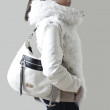 FRENCHY, sac double porté en cuir foulonné, grand modèle, coloris blanc porte court sur mannequin