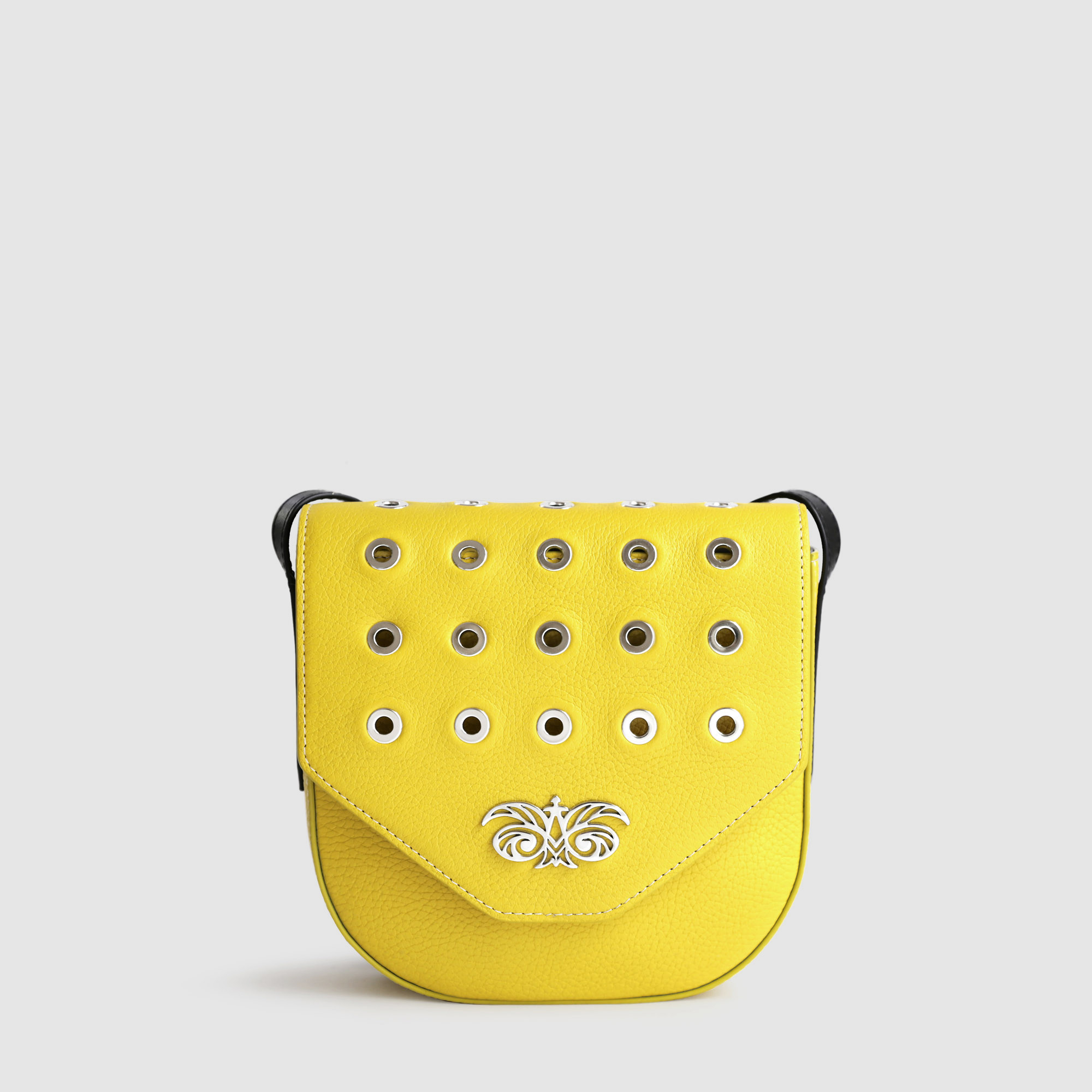 petit sac à rabat style Rock en cuir foulonné, coloris rose jaune citron, fond gris