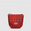 petit sac à rabat style Rock en cuir lisse, coloris rouge, fond gris