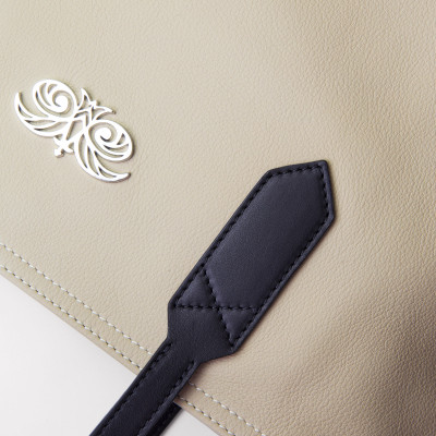 "ANNIE'S" grained leather Tote, beige color - handle detail