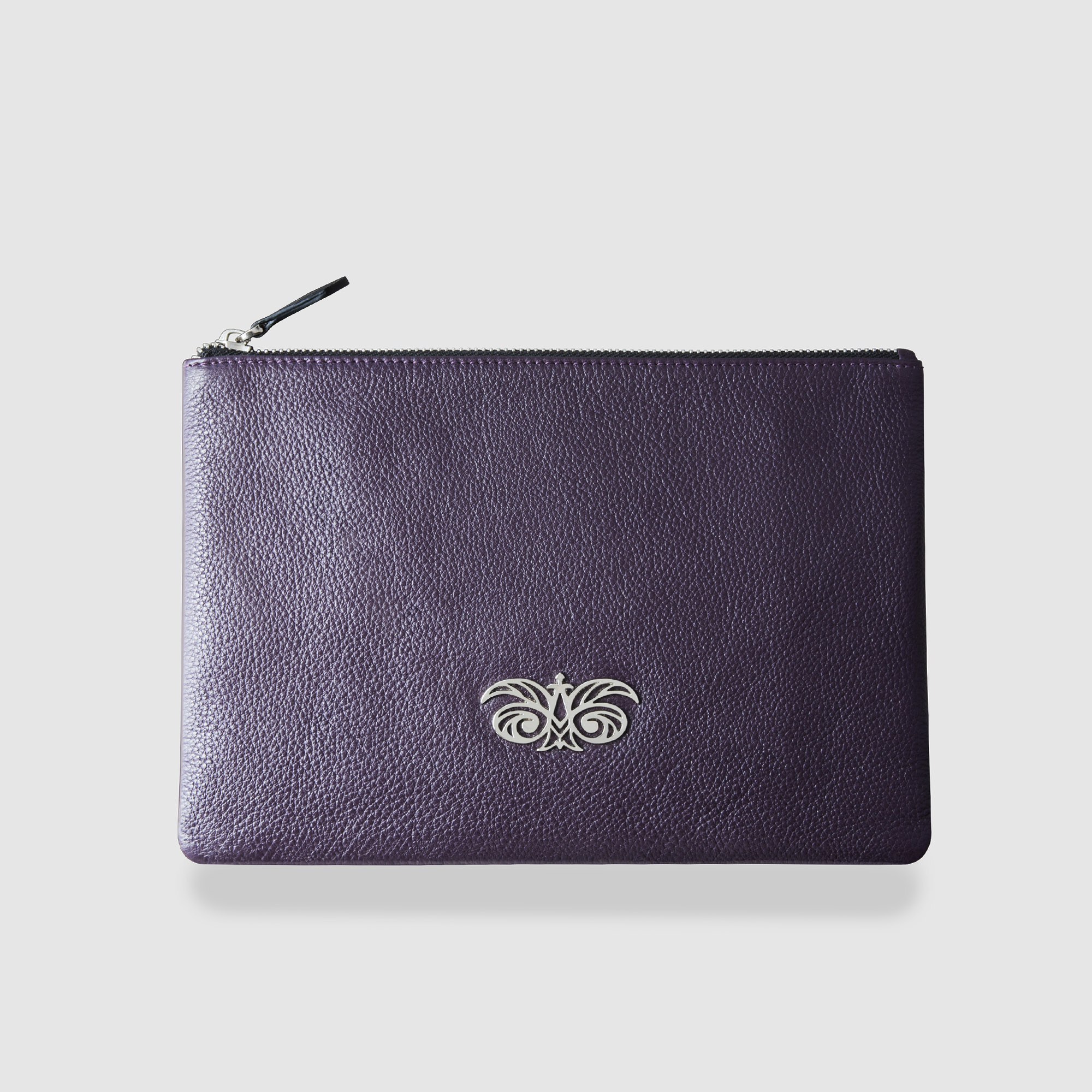 Zipper pouch OSLO in grained calfskin, purple color and light beige satin lining - front view