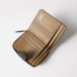 Portefeuille compact zippé "MANON" en cuir foulonné, coloris gris-lavande -et intérieur beige sable - ouvert