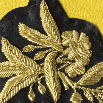 La pochette zippée en cuir foulonné "SUZY FLEUR" - jaune et cannetille or - base agneau noir - cannetille or