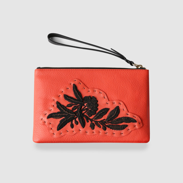 La pochette zippée en cuir foulonné "SUZY FLEUR NOIR" - hibiscus et cannetille noir - base agneau rouge hibiscus - vue de face