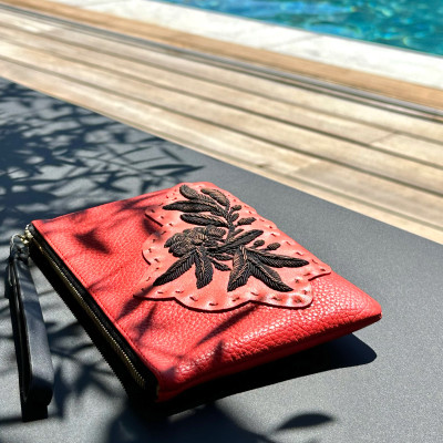 Grained leather zipper pouch "SUZY BLACK FLOWER" - hibiscus red and black - summer mood