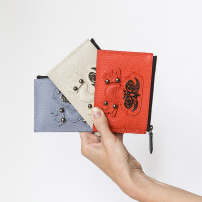 Porte-cartes zippé en cuir foulonné "Hiboux-Robot", coloris gris-lavande, rouge-hibiscus et grège - porté