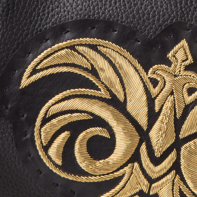 "ADRIANA brodé", sac en cuir coloris noir brodé cannetille or antique sur l'agneau noir - détail cannetille or antique