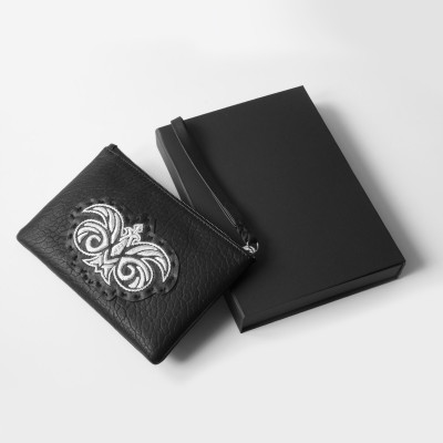 "SUZY BRODÉE", la pochette en cuir d'agneau crispé - noir et cannetille argent - base noir - avec sa boite