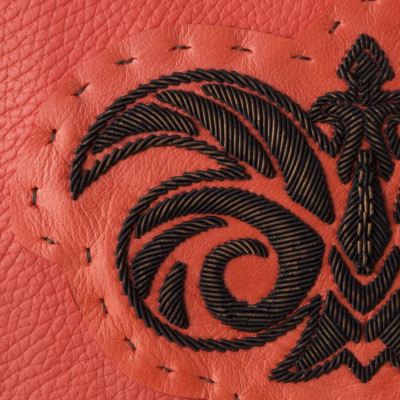 La pochette zippée en cuir "OSLO BRODÉE" coloris hibiscus avec un logo noir - broderie cannetille
