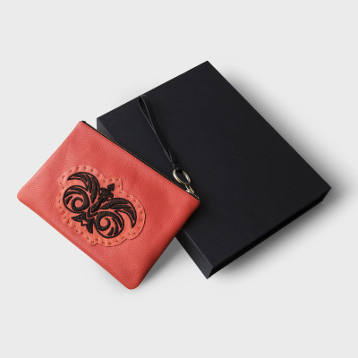 La pochette zippée en cuir "OSLO BRODÉE" coloris hibiscus avec un logo noir - avec sa boite