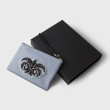 La pochette zippée en cuir "OSLO BRODÉE" coloris gris-lavande avec un logo noir vintage - avec sa boite
