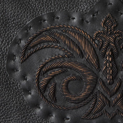 La pochette zippée en cuir "OSLO BRODÉE" coloris noir et noir vintaged broderie logo - vue sur broderie cannetille