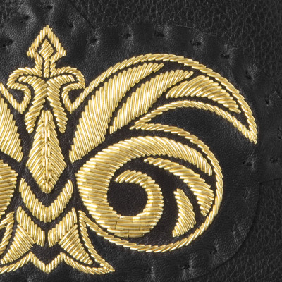 La pochette zippée en cuir grainé noir rebrodée en cannetille or, logo, "OSLO BRODÉE" - vue sur la cannetille or
