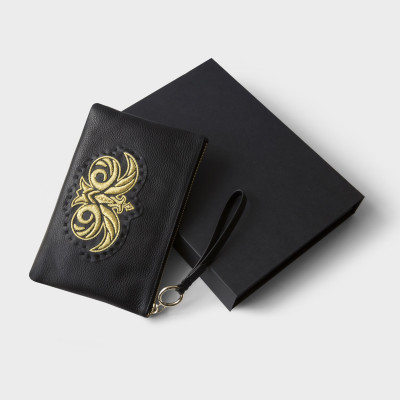 La pochette zippée en cuir grainé noir rebrodée en cannetille or, logo, "OSLO BRODÉE" - avec la boite MASHA KEJA