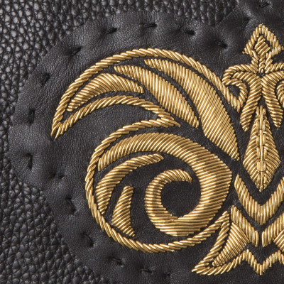 La pochette zippée en cuir grainé noir rebrodée en cannetille or antique, logo, "OSLO BRODÉE" - vue sur la cannetille or antique