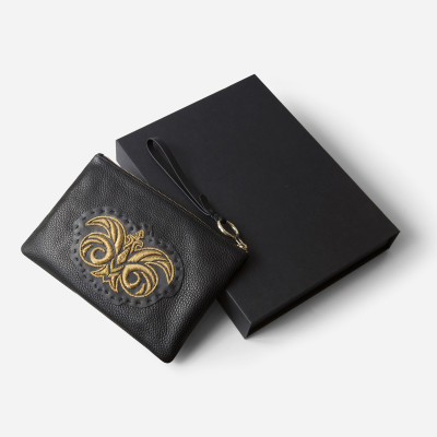 La pochette zippée en cuir grainé noir rebrodée en cannetille or antique, logo, "OSLO BRODÉE" - avec la boite MASHA KEJA