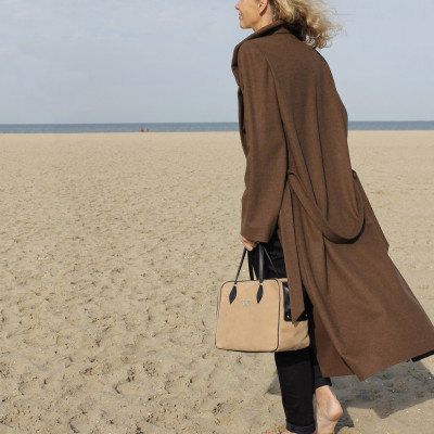 'JOUR", sac à main en nubuck et cuir, coloris beige - shooting à Deauville