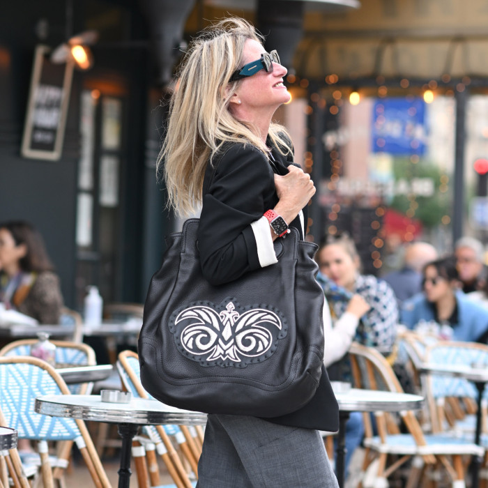 "AVRIL" sac en cuir foulonné rebrodé en cannetille argent - porté par une Parisienne