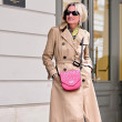 Petit sac à rabat "DINA ROCK" en cuir foulonné, coloris framboise - porté blogueuse