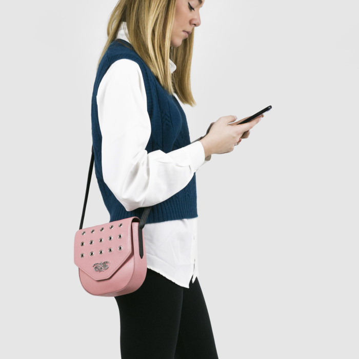 Petit sac à rabat "DINA ROCK" en cuir foulonné, coloris rose guimauve - porté mannequin
