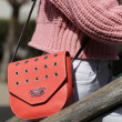 Petit sac à rabat "DINA ROCK" en cuir foulonné, coloris rouge hibiscus - shooting printemps