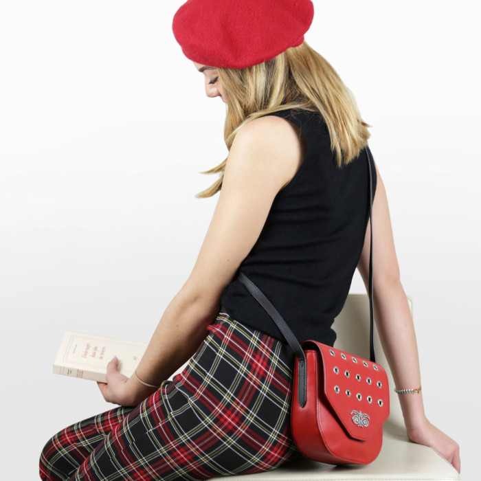 Petit sac à rabat "DINA ROCK" en cuir lisse, coloris rouge - porté croisé