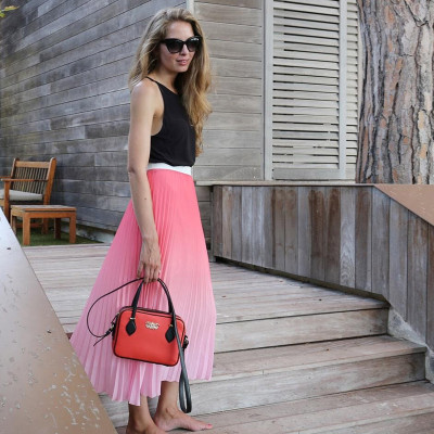 "JULIETTE", sac à main zippé femme style 60's en cuir foulonné, coloris rouge hibiscus - mannequin Eva, été