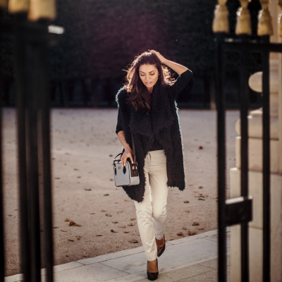 "JULIETTE", sac à main zippé femme style 60's en cuir foulonné, coloris gris-lavande - mannequin Christina, silhouette