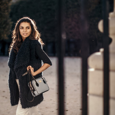 "JULIETTE", sac à main zippé femme style 60's en cuir foulonné, coloris gris-lavande - mannequin Christina, regard