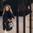 "JULIETTE", sac à main zippé femme style 60's en cuir foulonné, coloris gris-lavande - mannequin Christina, regard