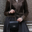 Petit sac à rabat "DINA" en cuir structuré, noir - detail de porté
